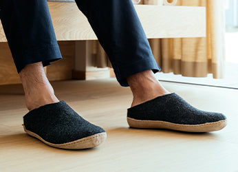 Aus 100% reiner, natürlicher Wolle gefertigt. Perfekt für alle, die natürliche Eleganz wollen.